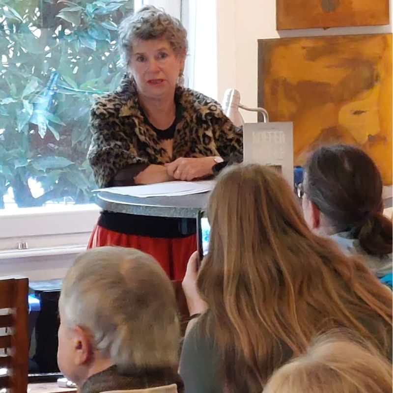 Die Autorin Barbara Hennings steht am Pult und liest aus ihrem neuesten Buch.